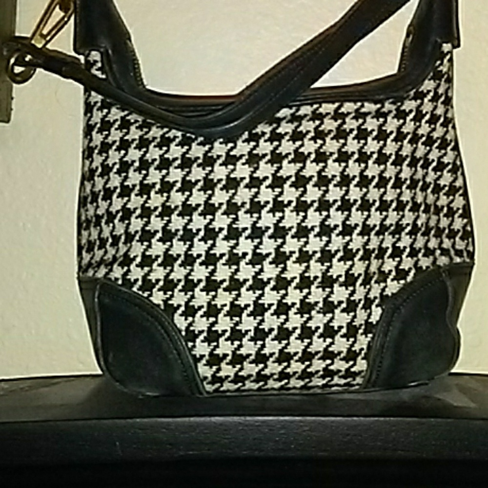 Coach small hobo.in houndstooth . good shape authe